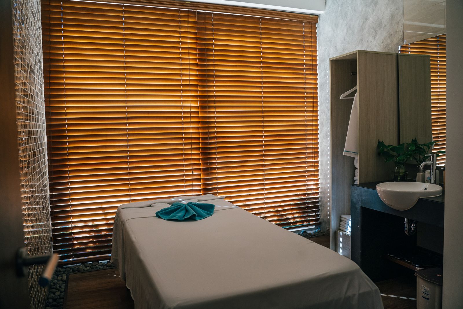 Quiet treatment room with a treatment table